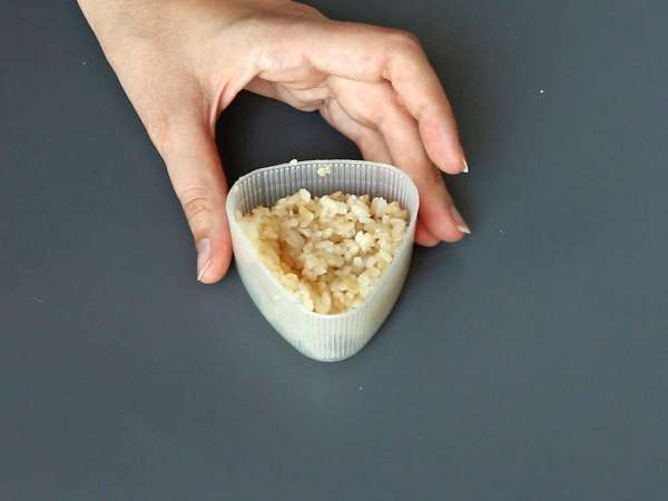 Onigiri a la plancha rellenos de queso fundido: el bocado japonés que apetece repetir - Preparación paso 5