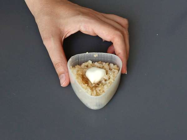 Onigiri a la plancha rellenos de queso fundido: el bocado japonés que apetece repetir - Preparación paso 6