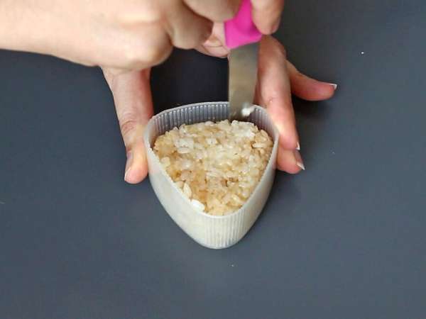 Onigiri a la plancha rellenos de queso fundido: el bocado japonés que apetece repetir - Preparación paso 8