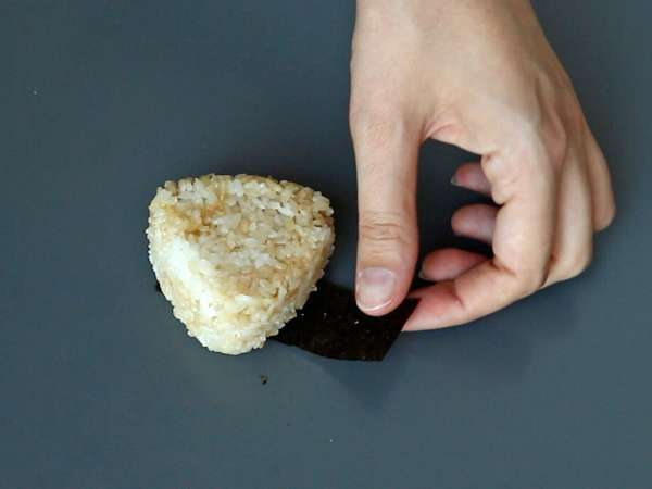 Onigiri a la plancha rellenos de queso fundido: el bocado japonés que apetece repetir - Preparación paso 9