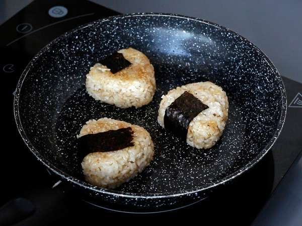 Onigiri a la plancha rellenos de queso fundido: el bocado japonés que apetece repetir - Preparación paso 10
