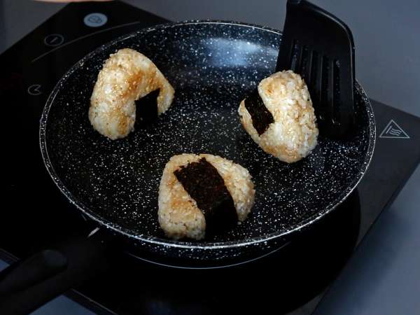 Onigiri a la plancha rellenos de queso fundido: el bocado japonés que apetece repetir - Preparación paso 11