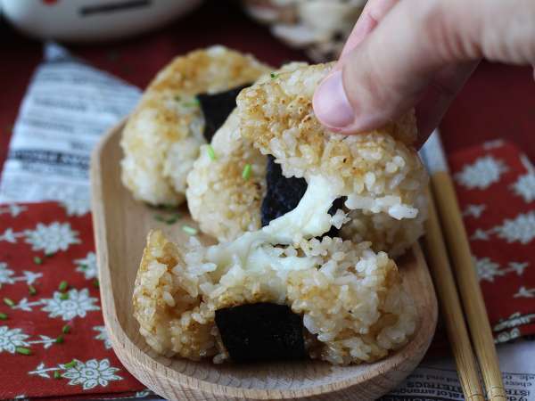 Onigiri a la plancha rellenos de queso fundido: el bocado japonés que apetece repetir - Preparación paso 12