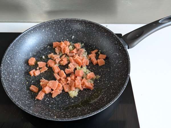 Pasta paccheri con salsa cremosa de salmón y azafrán - Preparación paso 2