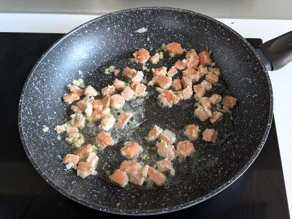 Pasta paccheri con salsa cremosa de salmón y azafrán - Preparación paso 3