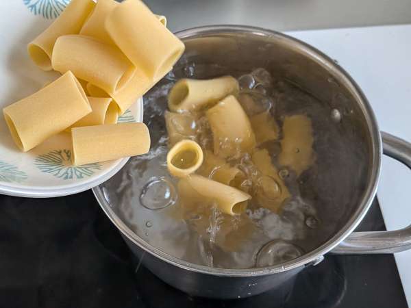 Pasta paccheri con salsa cremosa de salmón y azafrán - Preparación paso 4