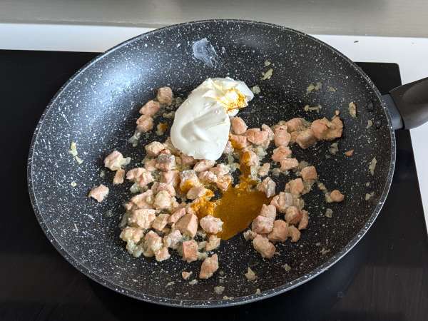 Pasta paccheri con salsa cremosa de salmón y azafrán - Preparación paso 6