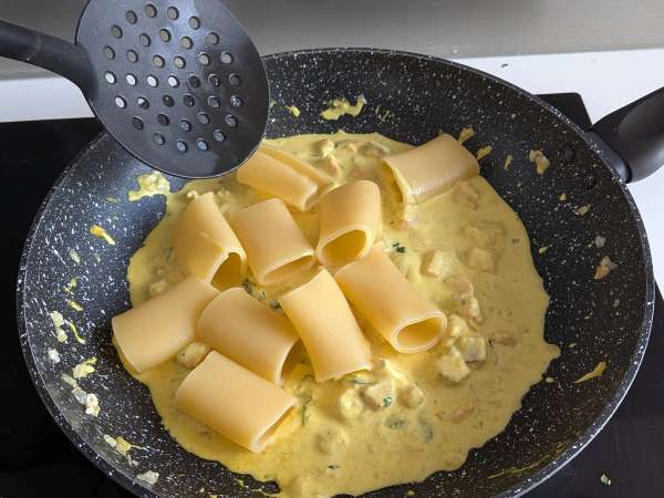 Pasta paccheri con salsa cremosa de salmón y azafrán - Preparación paso 8
