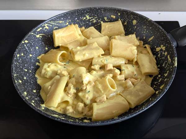 Pasta paccheri con salsa cremosa de salmón y azafrán - Preparación paso 9