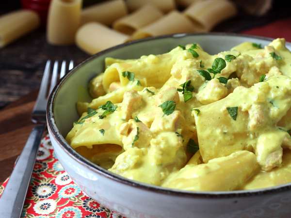 Pasta paccheri con salsa cremosa de salmón y azafrán - Preparación paso 10