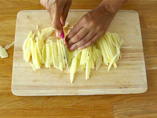 Frango à Brás: el plato portugués perfecto para aprovechar las sobras de pollo - Preparación paso 1