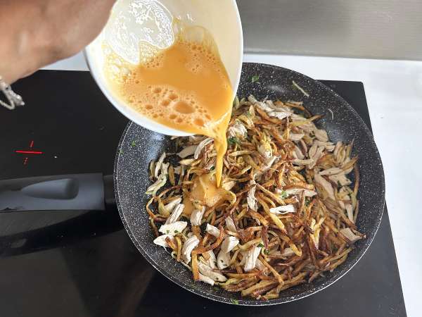 Frango à Brás: el plato portugués perfecto para aprovechar las sobras de pollo - Preparación paso 11