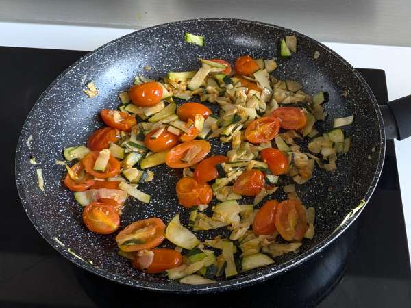 Pasta cremosa con calabacín, tomates cherry, queso philadelphia y limón - Preparación paso 3
