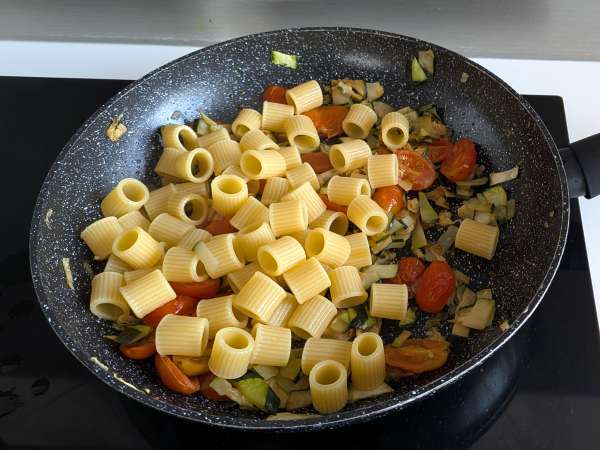 Pasta cremosa con calabacín, tomates cherry, queso philadelphia y limón - Preparación paso 5
