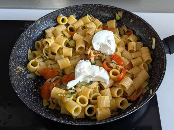 Pasta cremosa con calabacín, tomates cherry, queso philadelphia y limón - Preparación paso 6