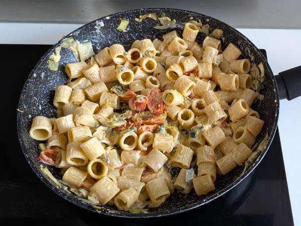 Pasta cremosa con calabacín, tomates cherry, queso philadelphia y limón - Preparación paso 7