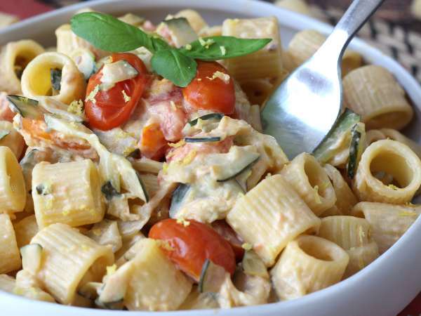 Pasta cremosa con calabacín, tomates cherry, queso philadelphia y limón - Preparación paso 8