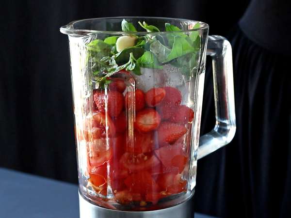 Sopa fría de fresas y tomate: un entrante ligero y aromático - Preparación paso 1