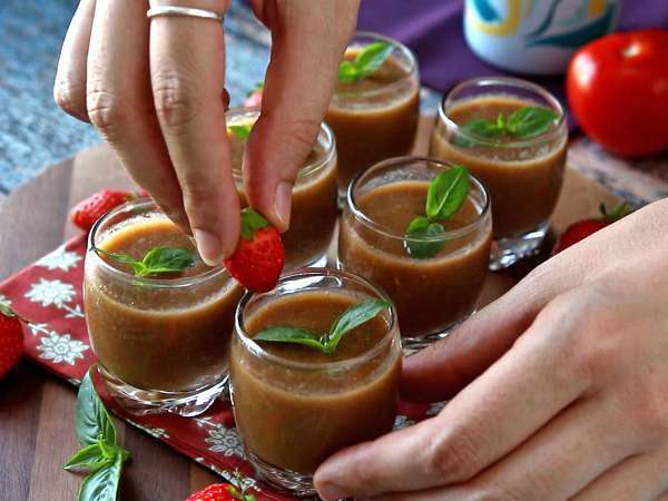 Sopa fría de fresas y tomate: un entrante ligero y aromático - Preparación paso 4