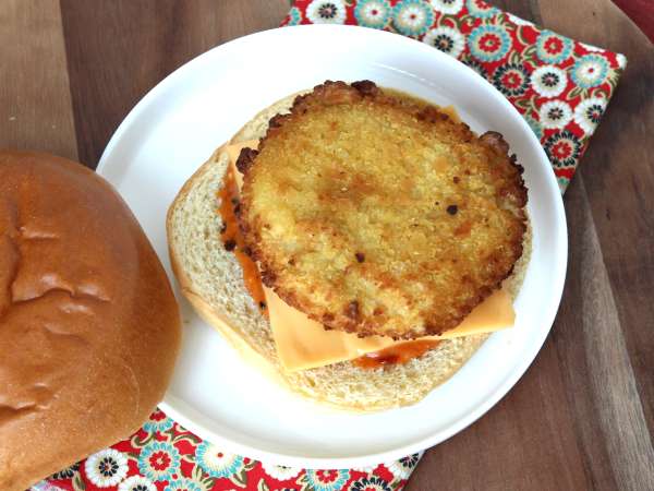 Hamburguesa de pollo empanado al estilo coreano: crujiente, picante y ultra sabrosa - Preparación paso 5