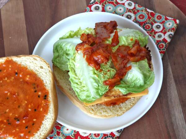Hamburguesa de pollo empanado al estilo coreano: crujiente, picante y ultra sabrosa - Preparación paso 6