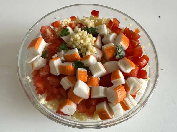 Ensalada de cuscús perla con surimi: fresca, fácil de preparar y perfecta para el verano - Preparación paso 4