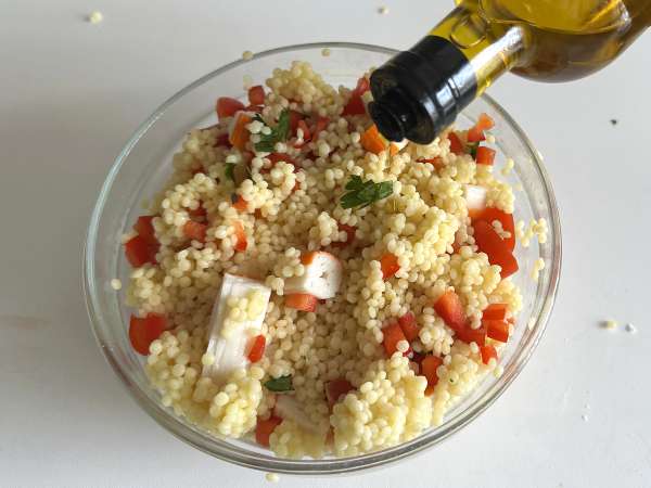 Ensalada de cuscús perla con surimi: fresca, fácil de preparar y perfecta para el verano - Preparación paso 5