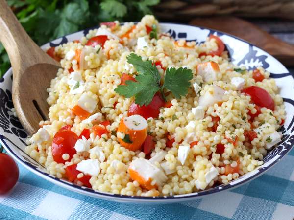 Ensalada de cuscús perla con surimi: fresca, fácil de preparar y perfecta para el verano - Preparación paso 6