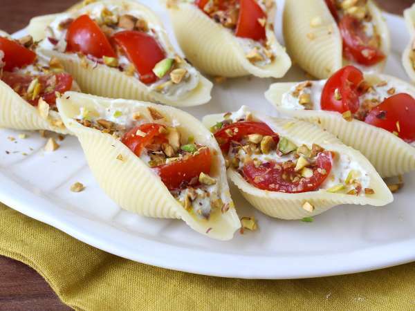Conchiglioni rellenos de stracciatella, pistachos, tomates cherry y limón - Preparación paso 9