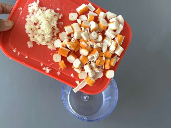 Paté de palitos de cangrejo (surimi) para untar: cremoso y listo en minutos - Preparación paso 1