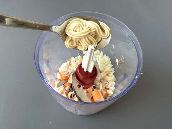 Paté de palitos de cangrejo (surimi) para untar: cremoso y listo en minutos - Preparación paso 2
