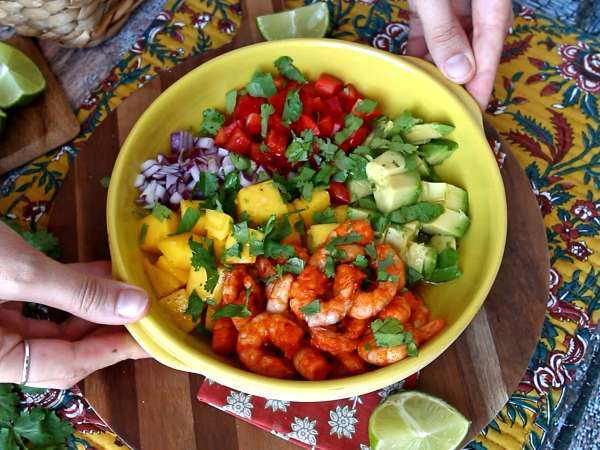 Ensalada de gambas y mango: fresca, colorida y llena de sabor - Preparación paso 4