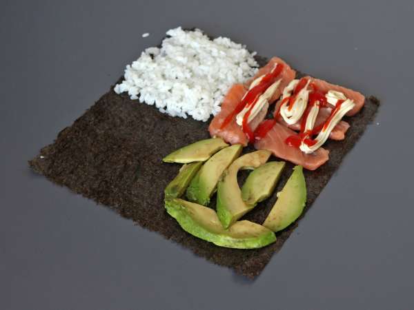 Sándwich de sushi con salmón, aguacate y mango: fresco, original y muy apetecible - Preparación paso 7