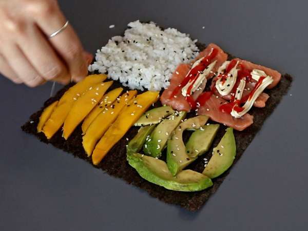 Sándwich de sushi con salmón, aguacate y mango: fresco, original y muy apetecible - Preparación paso 8