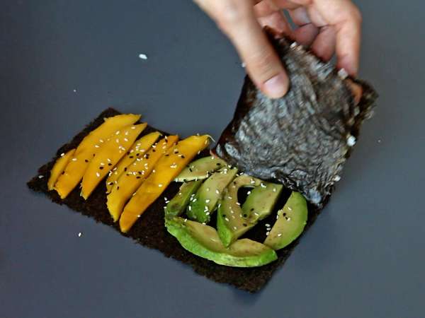 Sándwich de sushi con salmón, aguacate y mango: fresco, original y muy apetecible - Preparación paso 9