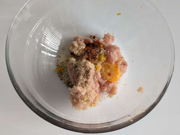 Hamburguesas de pollo en la freidora sin aceite: tiernas y jugosas - Preparación paso 3