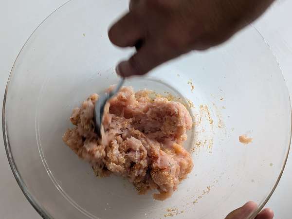 Hamburguesas de pollo en la freidora sin aceite: tiernas y jugosas - Preparación paso 4