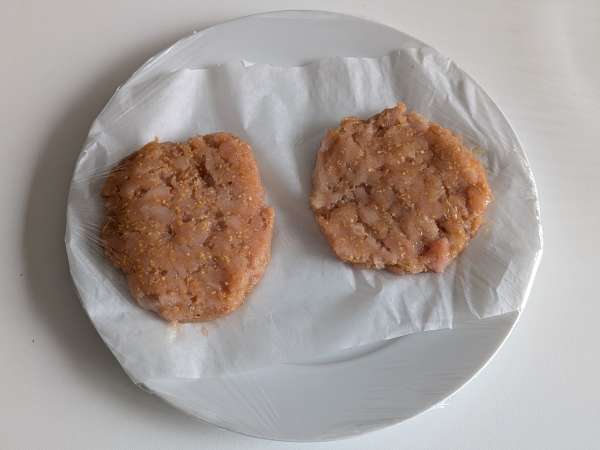 Hamburguesas de pollo en la freidora sin aceite: tiernas y jugosas - Preparación paso 6