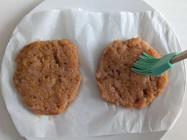 Hamburguesas de pollo en la freidora sin aceite: tiernas y jugosas - Preparación paso 7