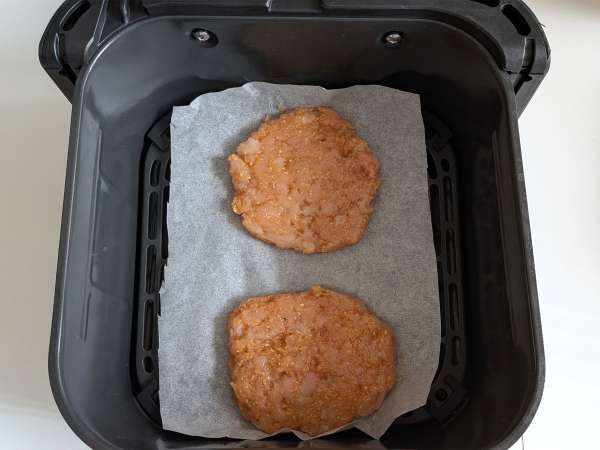 Hamburguesas de pollo en la freidora sin aceite: tiernas y jugosas - Preparación paso 8