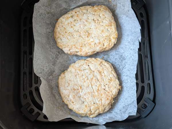 Hamburguesas de pollo en la freidora sin aceite: tiernas y jugosas - Preparación paso 9