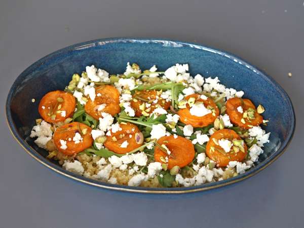 Ensalada de cuscús perlado con albaricoques asados, feta y rúcula - Preparación paso 6