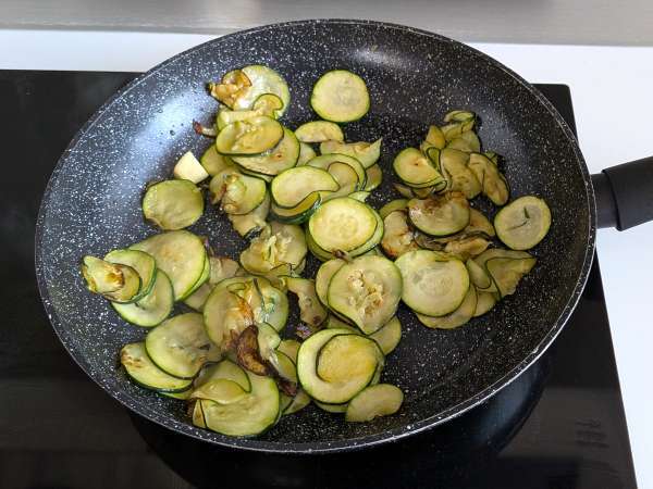 Espaguetis con calabacín y speck crujiente: una receta fácil con mucho sabor - Preparación paso 3