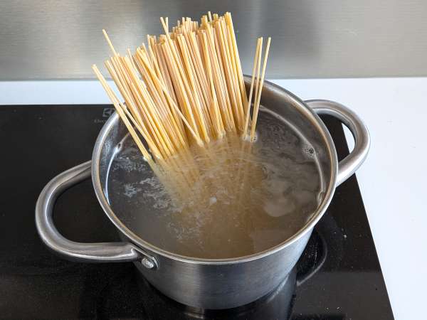 Espaguetis con calabacín y speck crujiente: una receta fácil con mucho sabor - Preparación paso 4