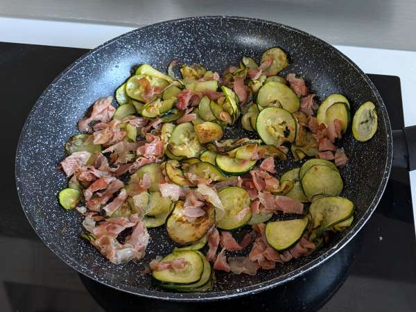 Espaguetis con calabacín y speck crujiente: una receta fácil con mucho sabor - Preparación paso 6