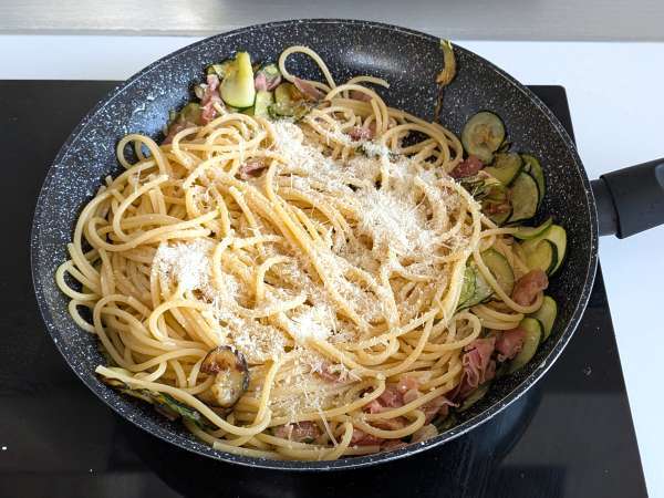 Espaguetis con calabacín y speck crujiente: una receta fácil con mucho sabor - Preparación paso 7