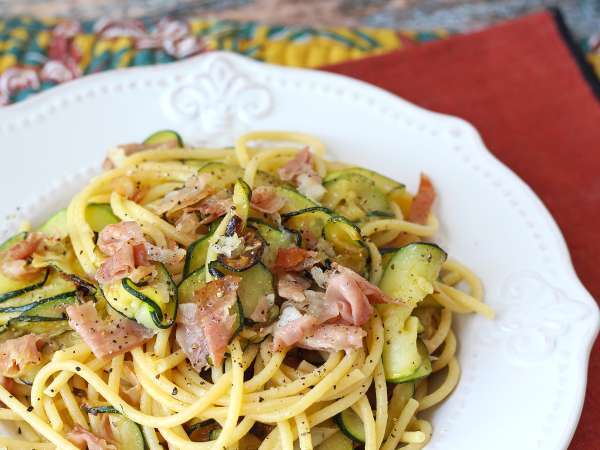 Espaguetis con calabacín y speck crujiente: una receta fácil con mucho sabor - Preparación paso 8