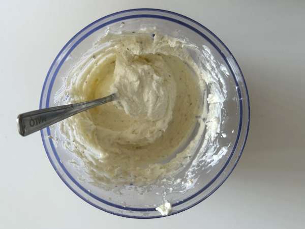 Feta batida con albaricoques asados y pistacho: ¡la crema para untar perfecta para el aperitivo! - Preparación paso 2