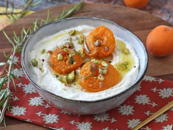 Feta batida con albaricoques asados y pistacho: ¡la crema para untar perfecta para el aperitivo! - Preparación paso 3