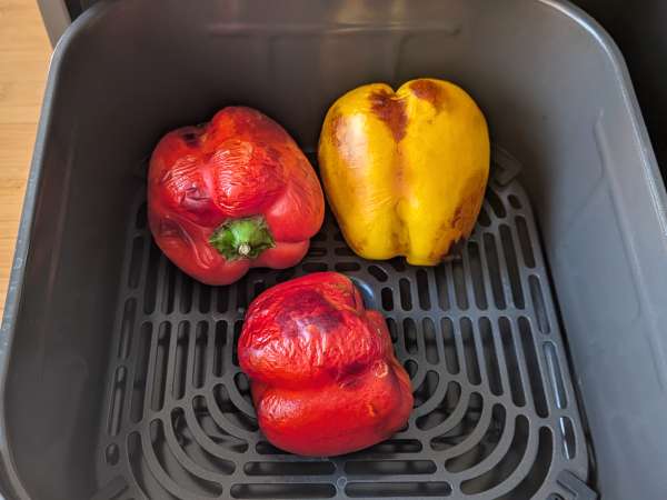 Pimientos rellenos y gratinados en freidora de aire con salchicha fresca y queso - Preparación paso 1